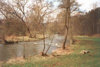 38"E Hrad stojí na vrcholu táhlého hřbetu (620 m) v dominantní poloze nad Městečkem Lipnicí nad Sázavou v kraji Vysočina. Návštěvníci si mohou prohlédnout celý hradní areál včetně kaple sv.