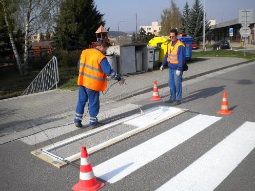 Živé ploty se stříhají 2 x ročně, stromy v silničním stromořadí řezané na hlavu (kulové javory) se stříhají postupně každé tři roky.