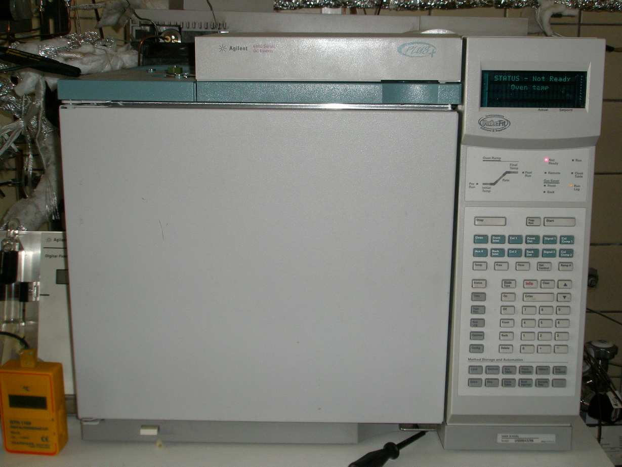 Obr. 23: Plynový chromatograf Agilent 6890.