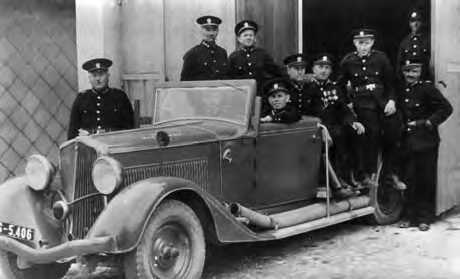 požární policie, na Slovensku fungovala nejdříve Krajinská hasičská jednota na Slovensku, v roce 1942 přejmenovaná na Slovenský hasičský svaz.