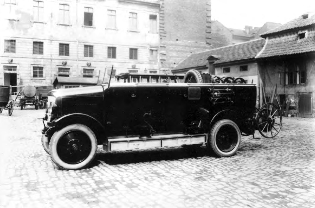 Hasičská technika c) práškový hasicí automobil (PRHA), d) kombinovaný hasicí automobil (KHA). Automobil pro přepravu osob Hasičský automobil určený pro přepravu hasičů a jejich vybavení.