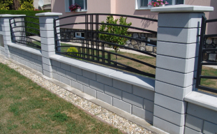 PLOTOVÉ TVÁRNICE Plastové plotové dosky LETNÁ AKCIA 0 Murovací systém FACE BLOCK Tmavohnedá plastové plotové dosky extrémne odolné voči počasiu. Vyrábajú sa v rôznych dĺžkach od 60 do 00cm.