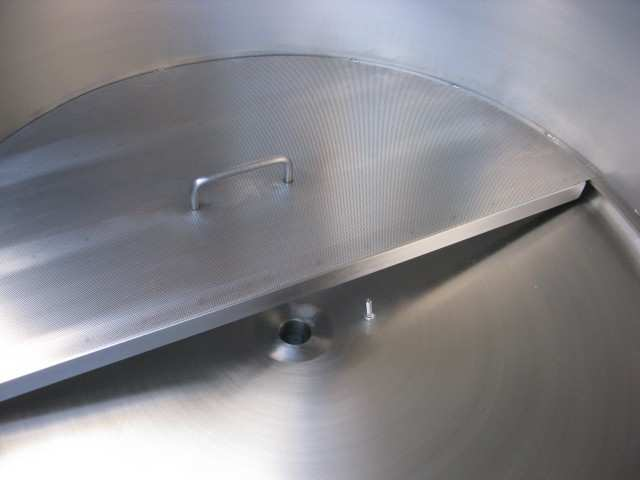 4301 (AISI 304) s koničnim dnom - pokrov varjen na posodo s kontrolno odprtino o - brez gretja - dimnik za paro - dvodelna perforirana mreža za odcejanje pivine - servisna vratca s strani (opcija) -