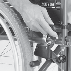 U mechanického vozíku s malými zadními koly vytáhněte obě brzdové páčky nahoru až na doraz [3].