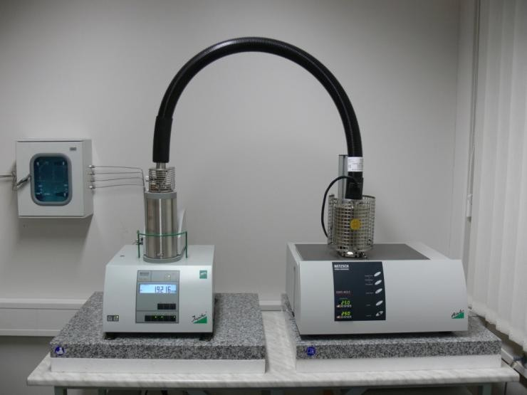 12/34 00000 Termický analyzátor STA 449 C Jupiter (Netzsch) Hmotnostní spektrometr QMS 403 Aëolos (Netzsch) Simultánní měření TG a DTA Vzorky do 5000 mg (citlivost 0.