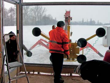 Jednou z plastových výplní byla sestava do tvaru U, kde v čelní části bylo sklo o rozměrech cca 3000 x 2000 mm