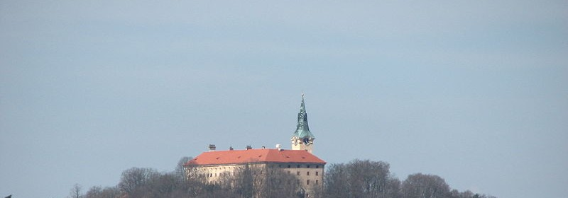 Zámek Zelená Hora se nachází na severní straně nad Nepomukem, na území obce Klášter v Plzeňském