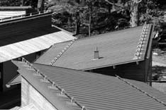 16 Konstrukce šikmých střech stanové, mansardové, pilové, zakřivené střešní plochy. 2.1 Pultové střechy Pultové střechy se skládají z jedné skloněné střešní roviny ohraničené okapem a hřebenem.