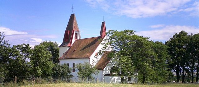 V místě je škola s mateřskou školkou, pošta, zdravotní ordinace, budova Obecního úřadu, sportovní hala, 2 obchody s potravinami, 2 putyky, kulturní