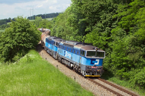 PROVOZ 11/2016 Nahoře vlevo: 28. května se odklonu Pn 58341 z Komárna do Szczecina zhostila dvojice lokomotiv 750.287 + 235.