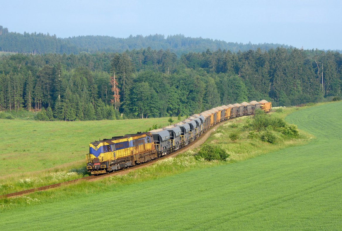 Foto: Petr Štembírek Nahoře vpravo: Poměrně vzácná kombinace fotogenické soupravy prázdných vozů od sody do Polska a dvojice "Brejlovců" řady 750.287 a 235 byla k vidění dne 29. 5.