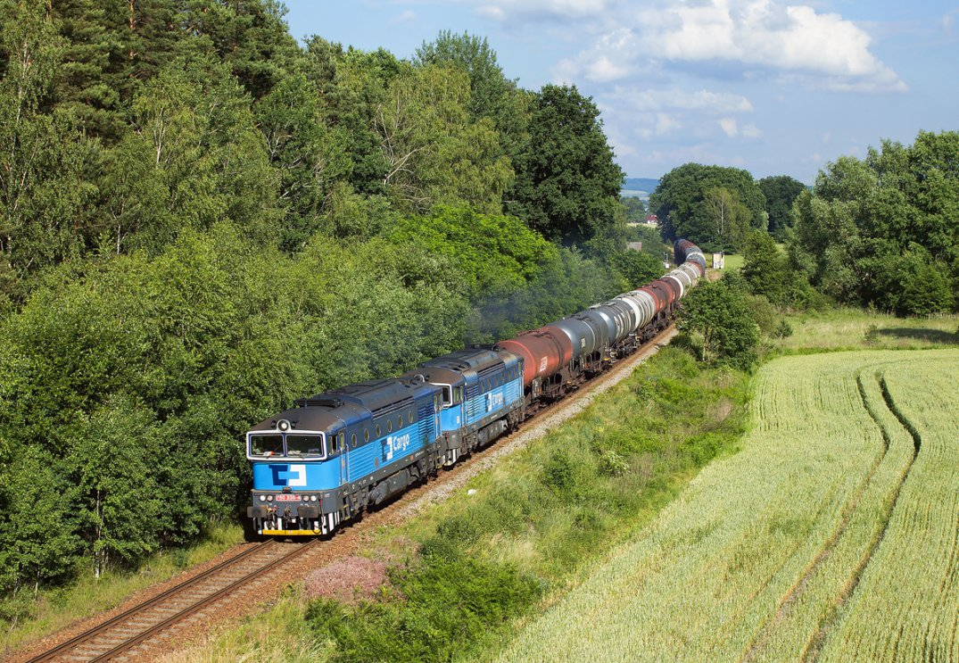 MAGAZÍN FOTOGALERIE LOKOMOTIVY.NET Nahoře: Nejpohlednějším hradeckým "Brejlovcem" ČD Cargo byl určitě po dobu odklonů stroj 750.235. V čele cisternového vlaku do Šlapanova je společně se 750.