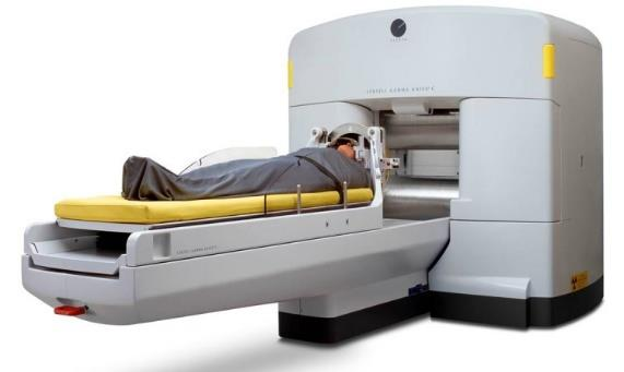 umístěnými mimo tělo pacienta Radiochirurgie - K operacím, například mozku, se využívá pronikavé záření.