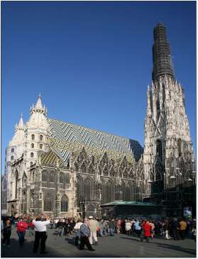 Der Sankt Stephansdom ist das gotische Gebäude, das hat nur einen Turm, weil Rudolf wenig Geld hatte. Vor dem Parlament steht die Göttin Pallos Athene mit goldenem Helm.