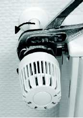 a) Demontáž starého termostatu (regulátoru topení) na topném tělese Proveďte demontáž starého mechanického termostatu na radiátoru topení.