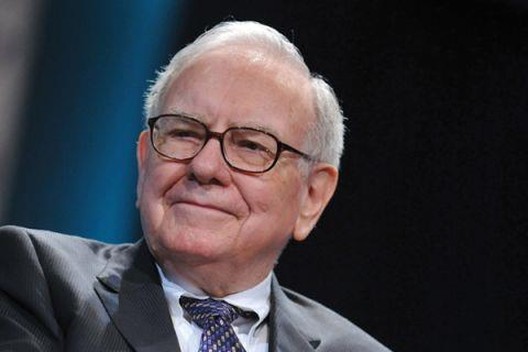 pak je jednotlivě prodával po pěti centech. Nyní vlastní investiční firmu Berkshire Hathaway. Buffett je známý svým neokázalým životem.