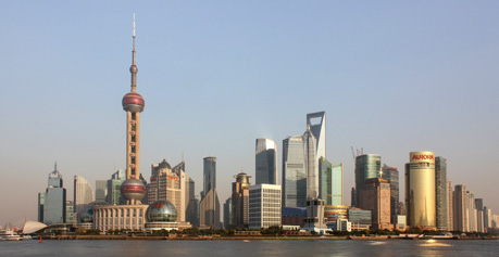 Šanghajské veletrhy v hledáčku českých firem 23 Největší čínské město Šanghaj je se svými 24 miliony obyvatel jednou z nejvýznamnějších obchodních a finančních metropolí celého Dálného východu.