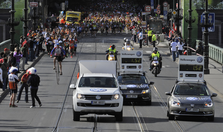 Na start závodu O 2 Grand Prix Praha 2013 se postaví také nový Golf Variant Volkswagen zve běžce i diváky na poslední letošní vytrvalostní běh v Praze.