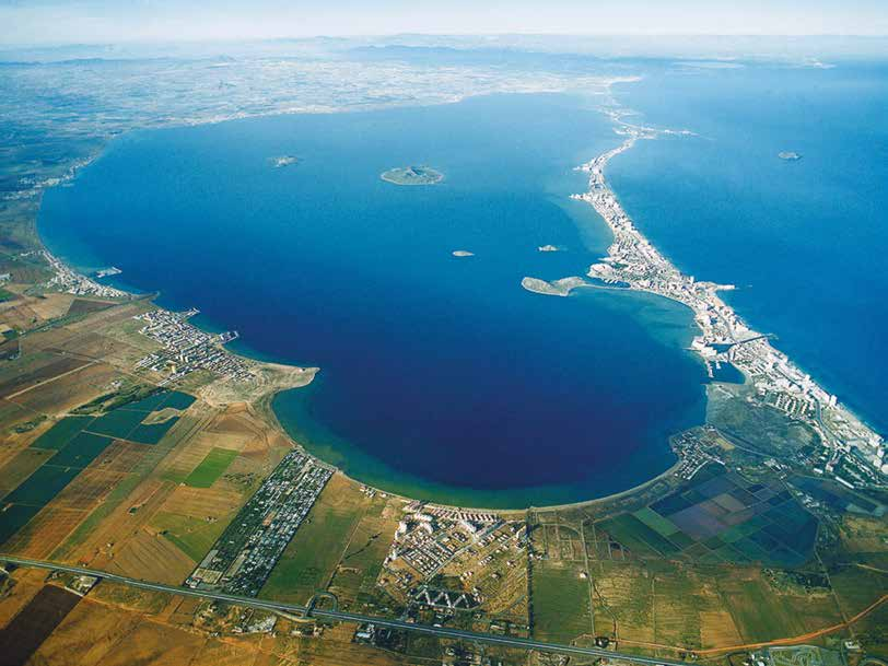 MAR MENOR Slaná laguna Mar Menor je považována za lázně pod širým nebem díky léčivým účinkům slané vody a vzduchu s vysokým obsahem kyslíku a brómu.