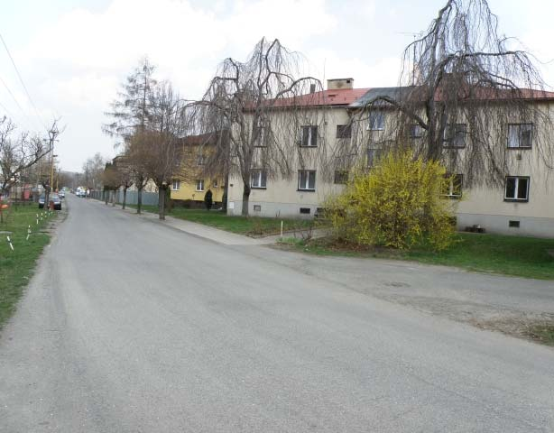 zástavby. Posuzovaný záměr zde prochází částečně po mostní estakádě (v popředí), částečně na násypu ve výšce max. 7 m.