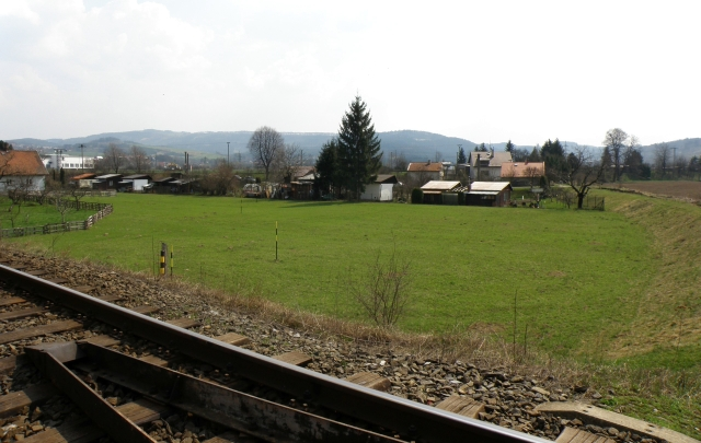 Obrázek 10 Pohled od železniční trati č. 303 (směr Hulín) směrem k jihu do prostoru přeložky cca v km 4,800.