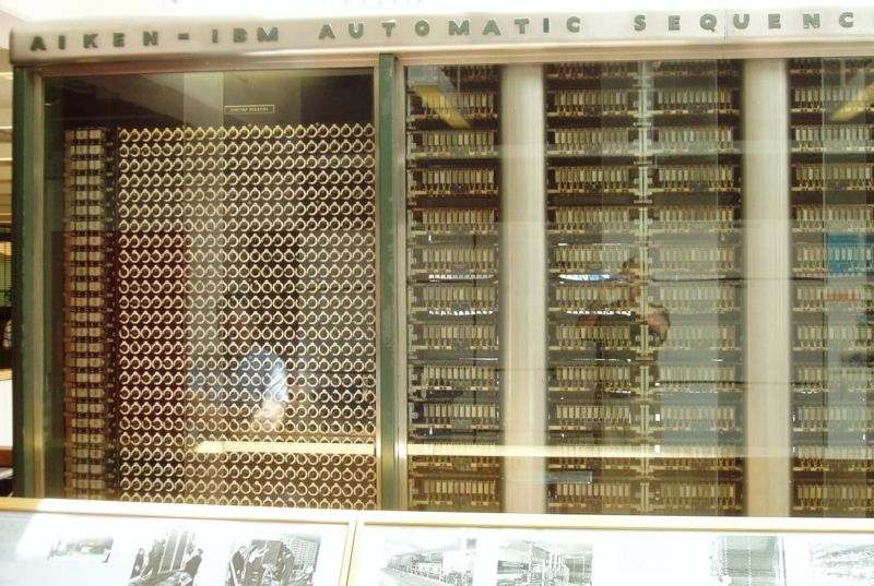 automat Z-1, Konrád Zuse, (1941) programovatelný, 1944 -- MARK I, Harward University, začátek IBM, elektromechanický, 5 tun, 3500 relé, stovky km drátů, tisíce