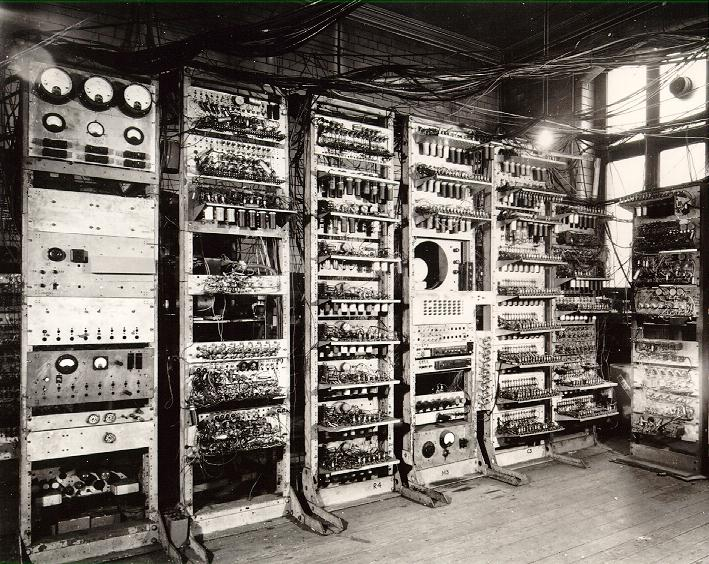 Howard Aiken 1943 MARK 2, fungující a používaný 1. generace Odstranění mechanických relé (1945-51) Koncepce von Neumann jeden program a data, s kterými pracuje.