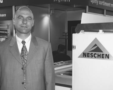 Pohled z Neschenu HSW Signall je ãlenem mezinárodní skupiny Neschen. Na veletrhu Reklama 2002 byl na na em stánku i German Kallmeyer, export manager firmy Neschen.