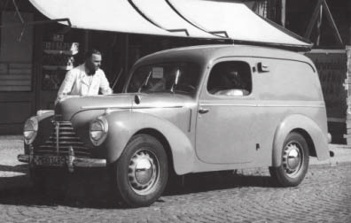 Tudor V květnu 1946 debutoval první poválečný typ značky Škoda, který bezprostředně navazoval na vůz Popular OHV 1101 ročníku 1940 s kapalinou chlazeným čtyřválcem OHV 1089 cm 3, čtyřstupňovou