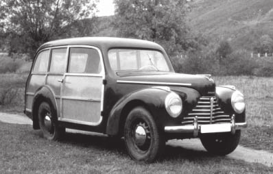 Od jara 1946 se v Mladé Boleslavi vyráběly automobily Škoda 1101 s dvoudveřovou uzavřenou karoserií, zatímco v bývalé karosárně Petera ve Vrchlabí začali na stejných podvozcích dodávaných z mateřské