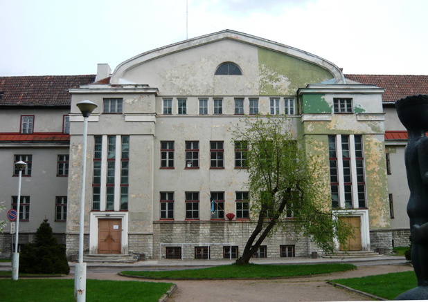 Po příchodu do Tartu v roce 1936 otevřely mateřskou školku, kde se od dětí učily místní ugro-finský jazyk.