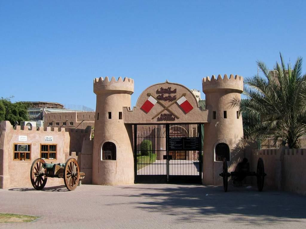 Dalším významným muzeem tohoto emirátu je pak Sharjah Art Museum, bylo otevřeno v roce 1997 a je jedno z největších muzeí v oblasti Perského zálivu.