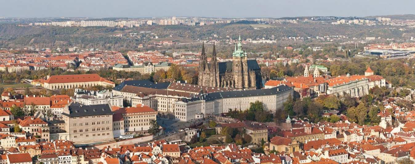 Obrázek 14: Pohled z Petřínské rozhledny Katedrála svatého Víta Svatovítská katedrála je nejvýznamnějším českým katolickým kostelem a dominantou Pražského hradu.