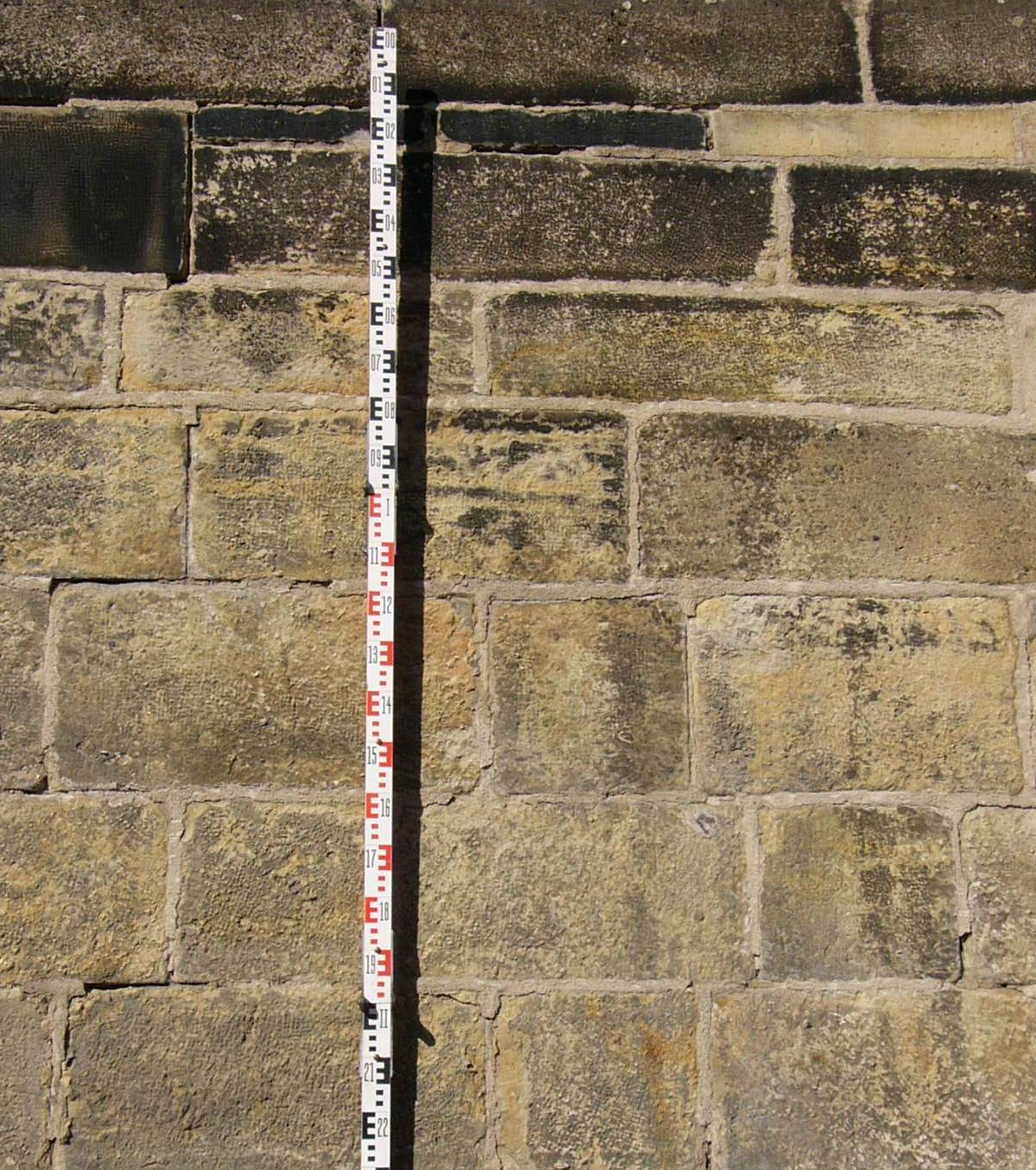 Fotografie č. 23 Název: Zdivo poprsních zdí mezi pilíři č. 15 a č. 16, tzv. čelo č.