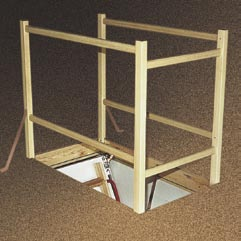 SEGMENTOVÉ SCHODY DOPLNKOVÉ VYBAVENIE Bariéra LXB Ochranná bariéra zabezpečuje otvor schodov a uľahčuje zostup po rebríku schodov. Je vyrobená z borovicového dreva.