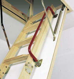 Pri väčších rozmeroch je nutné podať presný rozmer schodov. Výška bariéry je 95 cm. Kovové madlo LXH Kovové madlo červenej farby, je montované na uholníkoch rebríka, uľahčuje výstup.