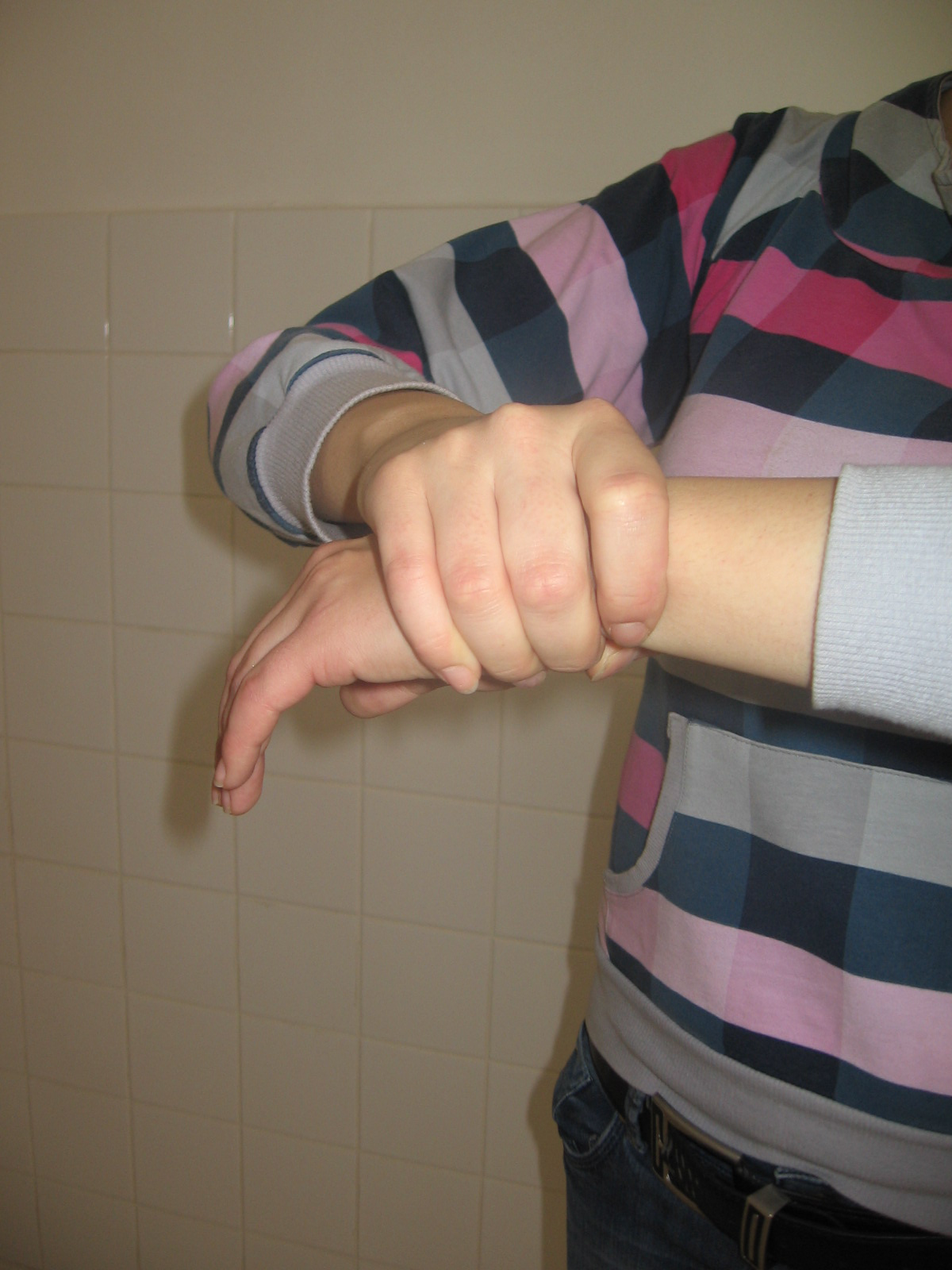 Pravou rukou uchopte levou za zápěstí