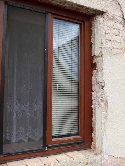 Norma ČSN 74 6077 určuje požadavky na navrhování, provádění a kontrolu zabudování oken, okenních sestav a vnějších dveří do stavby (obecná doporučení platí i pro střešní okna) a vztahuje se jak na