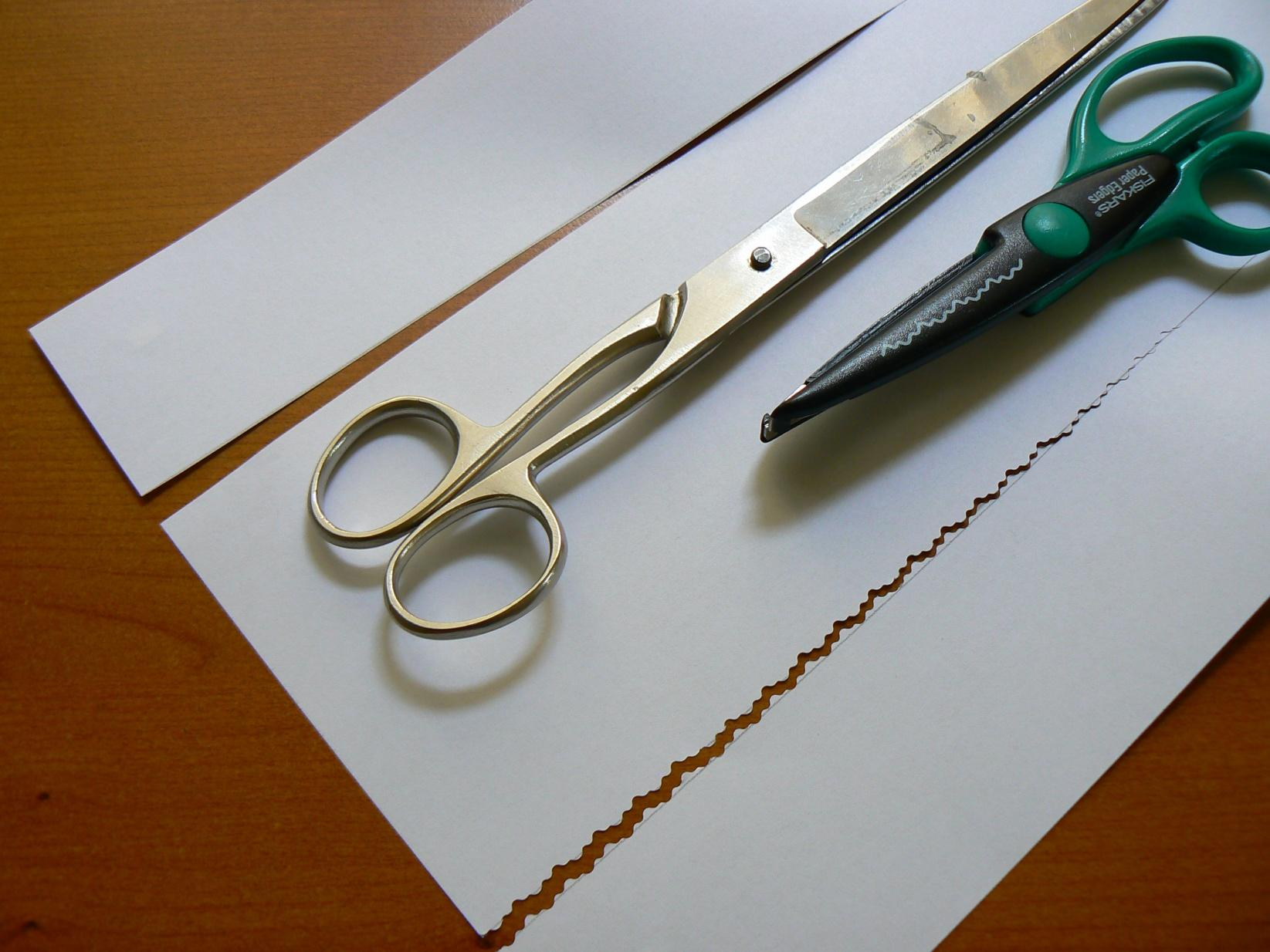 Ani s kancelářskými nůžkami, které mají dlouhé nože, nikdy papír nepřestihneme rovně -