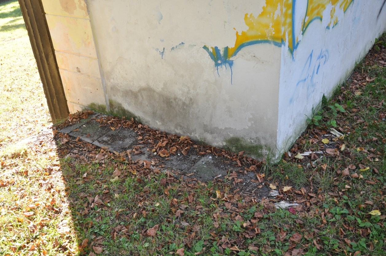 Obrázek 9 Detail poškození, graffiti, oprýskaná