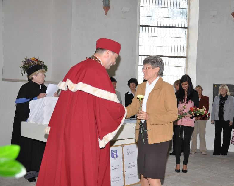 Změny životních podmínek a jejich vliv Změny životních podmínek ovlivňují postoj všech generací, ale mezi největší a podstatnou změnu v životě je odchod do penze.