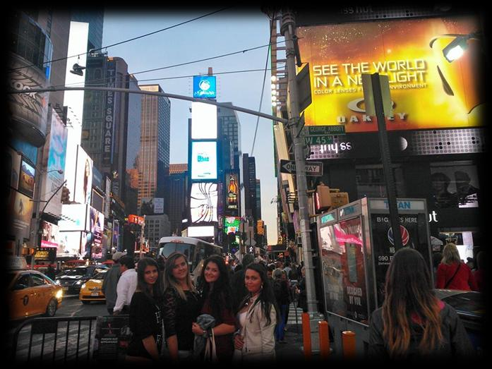 TIMES SQUARE patrí medzi hlavné symboly New Yorku. Názov získal po tom, čo sem presídlili noviny New York Times.