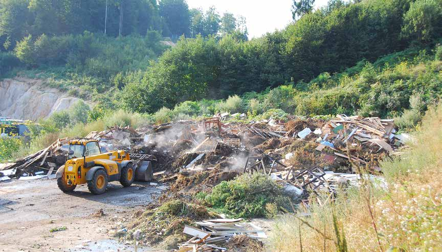 Med kosovne odpadke sodijo večji kosi, kot so: > > pohištvo, > > vzmetnice, > > sedežne garniture, > > preproge, > > peči, > > cevi, radiatorji