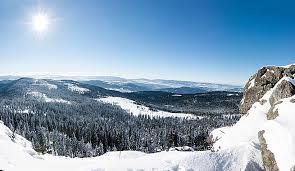 Shrnutí 2/2 S poznáváním zahraničních destinací zvyšují Češi své nároky. Nabídka pouze základních podmínek pro lyžování již nestačí, Češi očekávají obdobný standard i doma v Čechách.