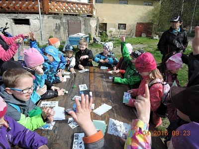 Králové na akci Stromy dělají les, kde na stanovištích plnily úkoly týkající se lesa a