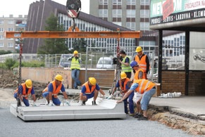 KS01 montážní předpis 6.2. Letmá montáž Dílce jsou z dopravního prostředku skládány mobilním jeřábem a ukládány přímo na místo svého určení jako nedílná součást montážního procesu.