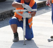 Pozor, vždy po vyšroubování naváděcího trnu je nutné osadit šroub.