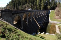 Červeně značená turistická trasa ze Želiva vede kolem nádrže, kterou překračuje před Červenou Řečicí.