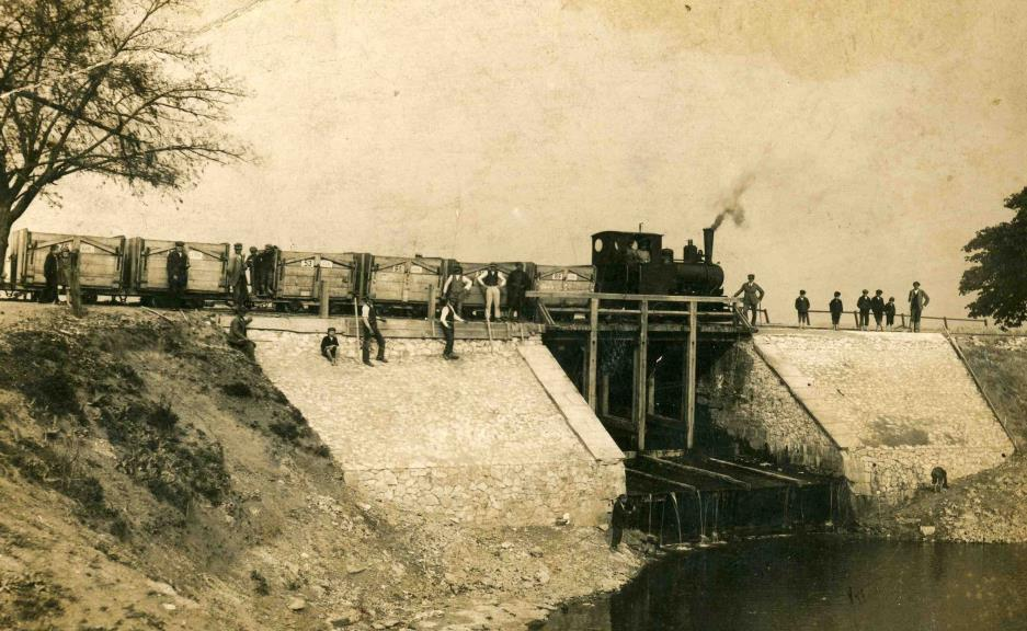 Do té doby existovaly tři dřevěné mosty nad splavy Pod