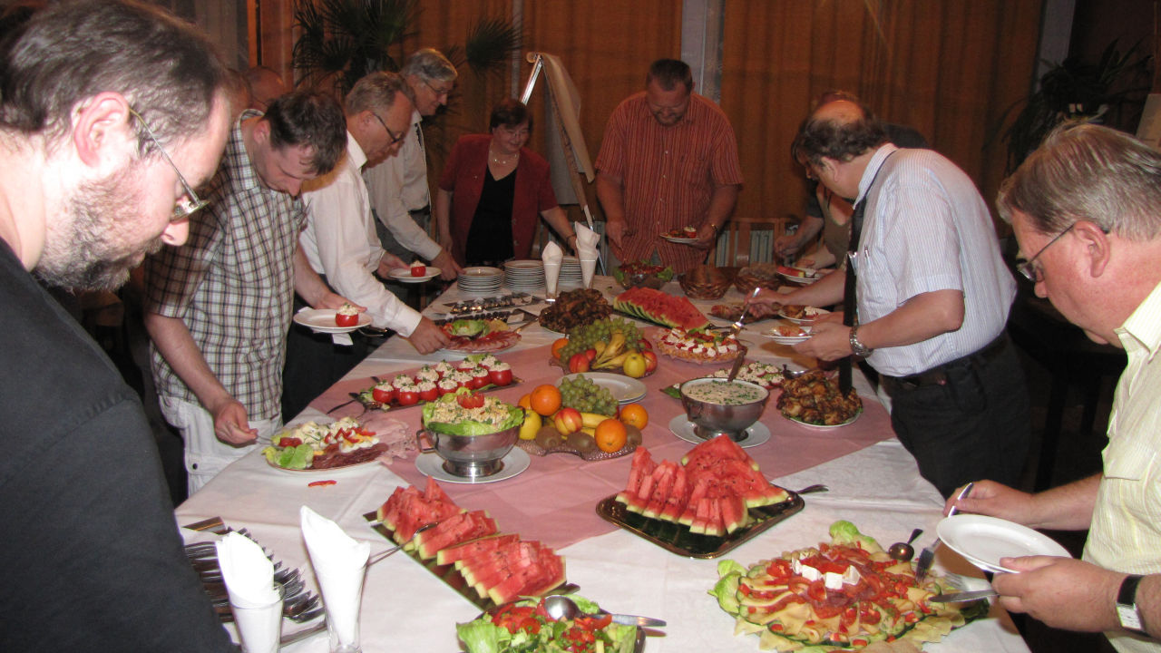 Účastníci sjezdu při společenském večeru.